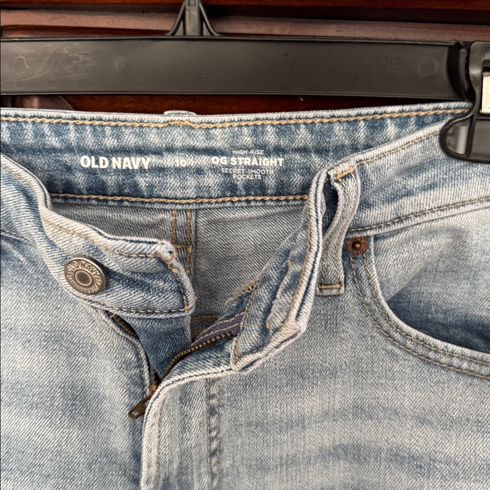 Old Navy Women's Light Wash Straight Leg Jeans - Picture 3 of 3